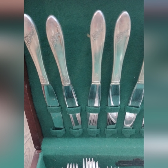 Antique 1938 Wm Rogers Silver Plate Flatware Set in Devonshire Pattern in Box - Picture 5 of 7